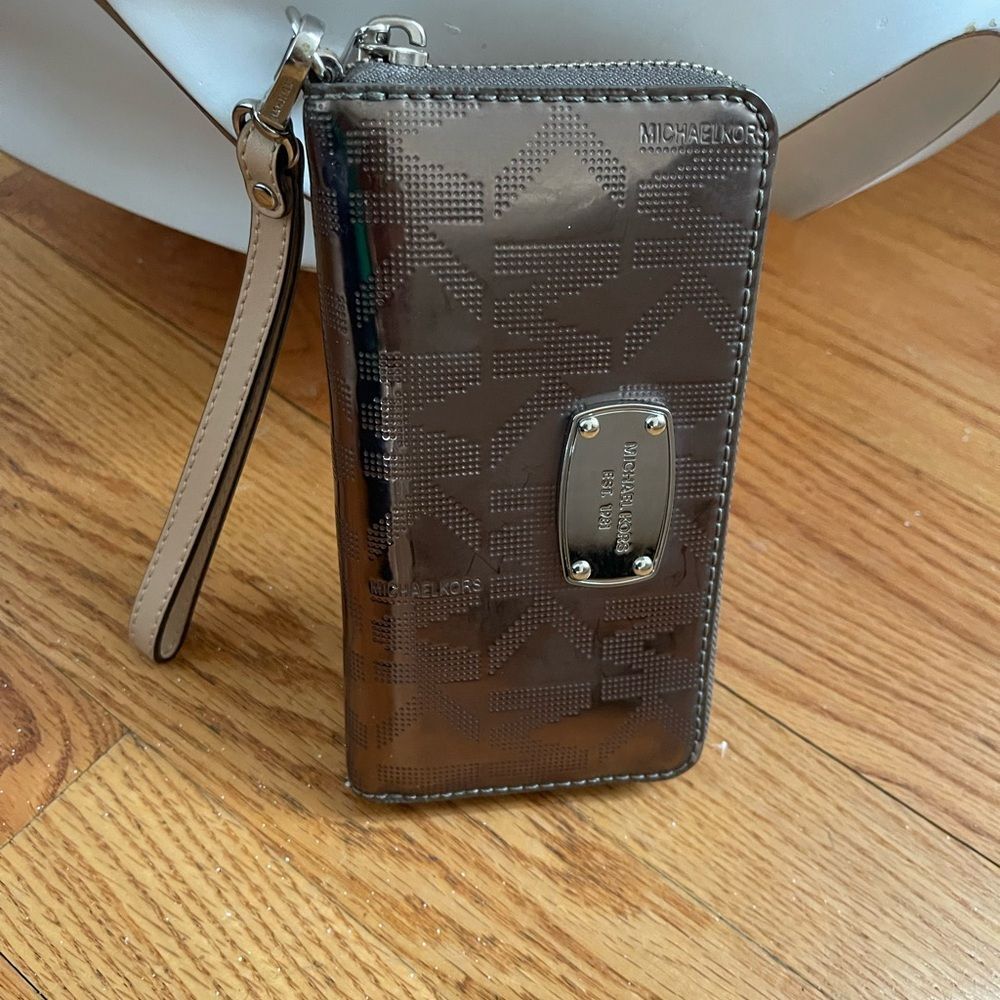 Michael Kors Patent leather Zip- Wallet